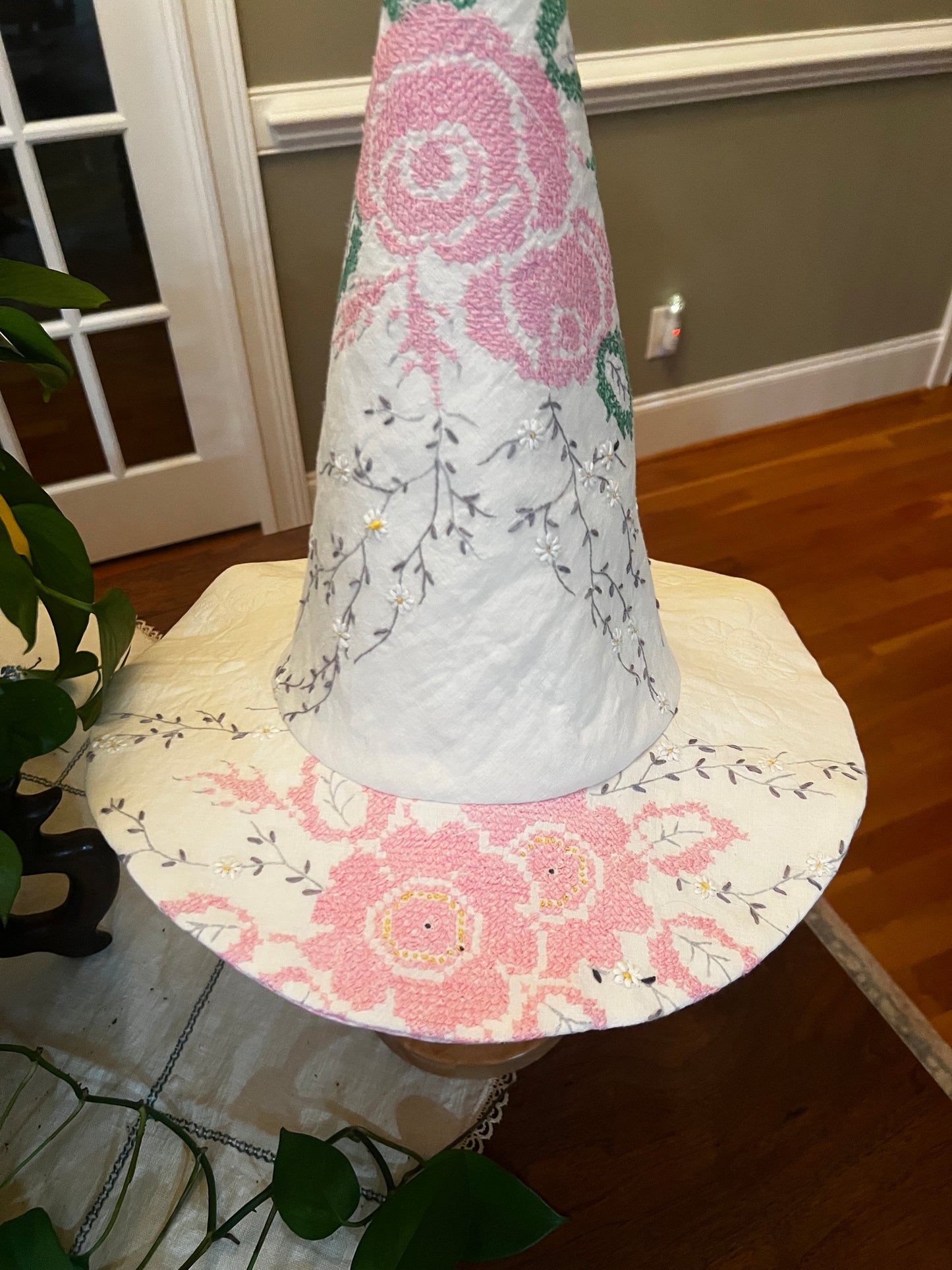 Rose and daisy spray witches hat
